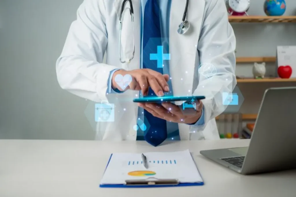 Médico usando tablet em imagem sobre plano de marketing para clínica médica