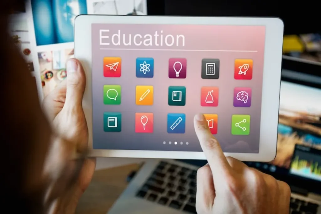 Pessoa usando tablet em imagem sobre agência de marketing educacional
