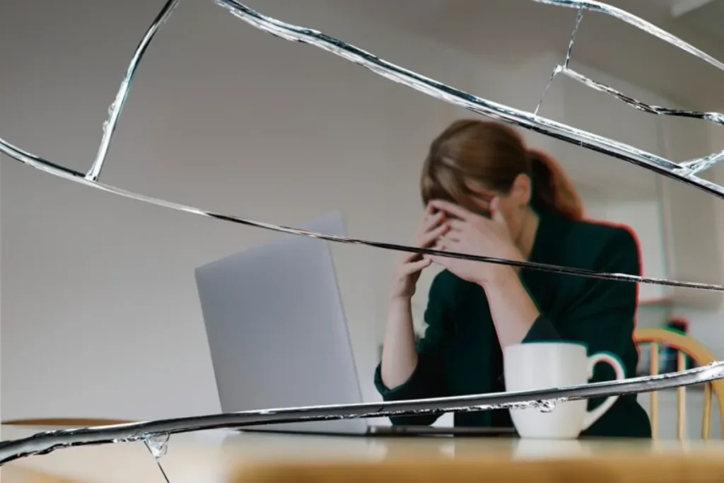 Pessoa preocupada em frente ao notebook em imagem sobre crise de imagem