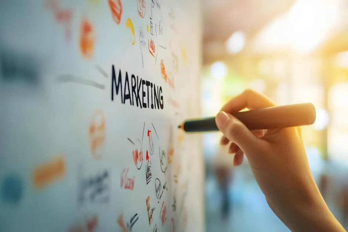 Pessoa escrevendo em quadro em imagem sobre estratégia de marketing