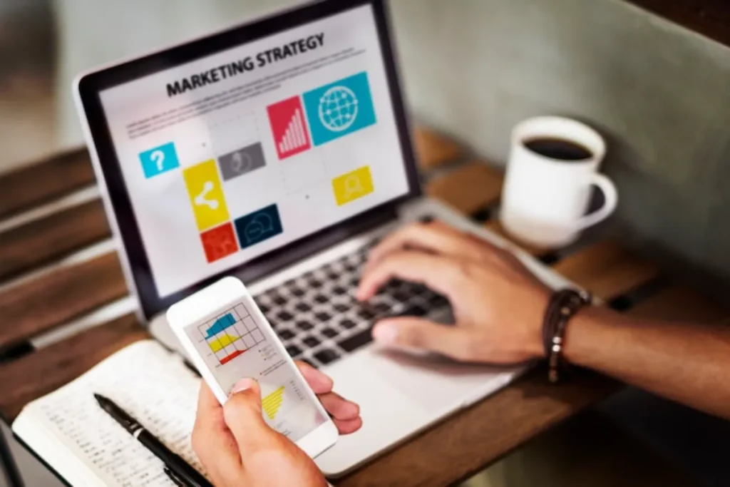 Estratégias de marketing digital para gestão de crises com análise de dados em notebook e celular