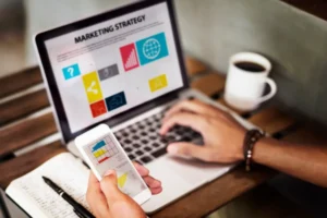 Estratégias de marketing digital para gestão de crises com análise de dados em notebook e celular