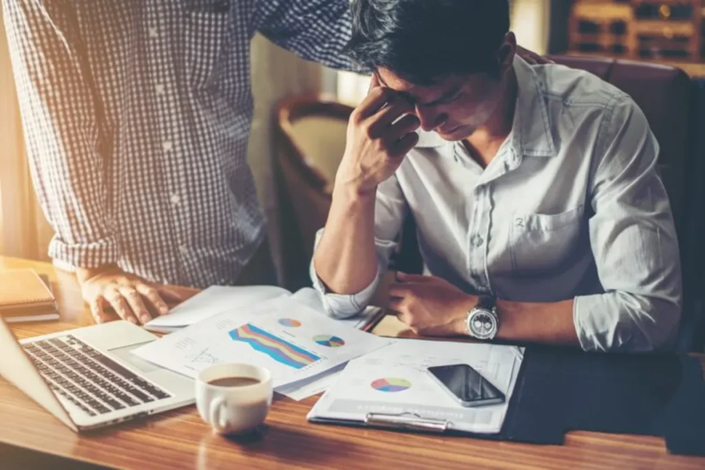 Gestão de crise com profissionais analisando relatórios, gráficos e dados em reunião