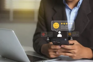 Pessoa segurando celular com avaliações online na tela, representando gestão de reputação digital.