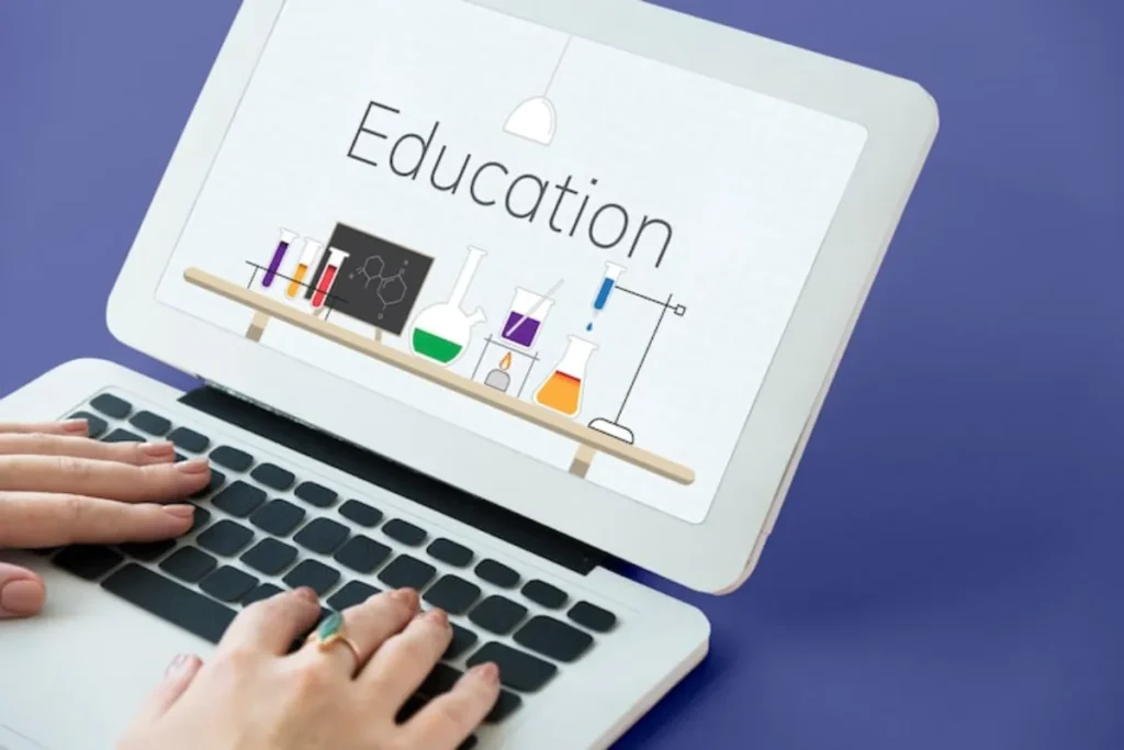 Notebook com ilustração de educação em imagem sobre marketing educacional