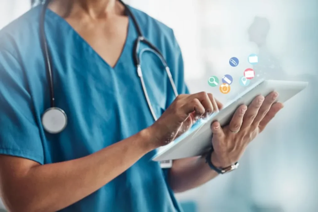 Profissional de saúde usando tablet em imagem sobre marketing para clínicas