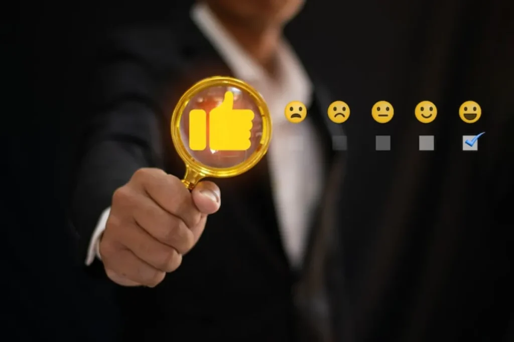 Pessoa avaliando positivamente uma empresa, representando reputação de marca e percepção do público.