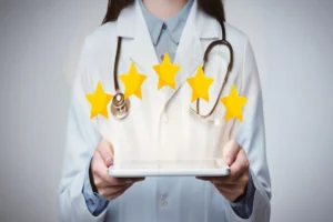 Profissional de saúde segurando um tablet com cinco estrelas, representando avaliações online de hospitais.