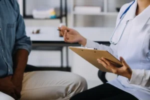 Médica conversando com paciente durante atendimento sobre a experiência do paciente